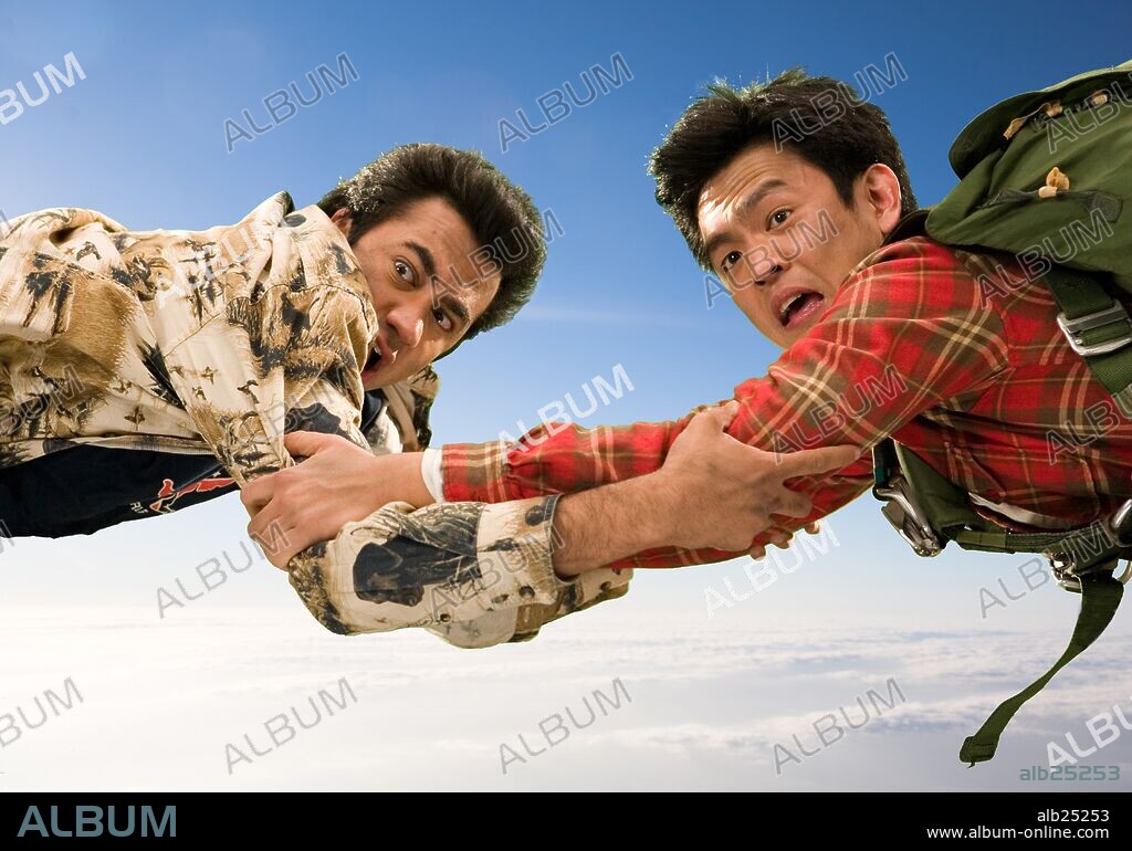 JOHN CHO y KAL PENN en DOS COLGAOS MUY FUMAOS: FUGA DE GUANTANAMO, 2008 (HAROLD & KUMAR ESCAPE FROM GUANTANAMO BAY), dirigida por HAYDEN SCHLOSSBERG y JON HURWITZ. Copyright KINGSGATE FILMS/MANDATE PICTURES/NEW LINE CINEMA / TRUEBLOOD, JAMIE.
