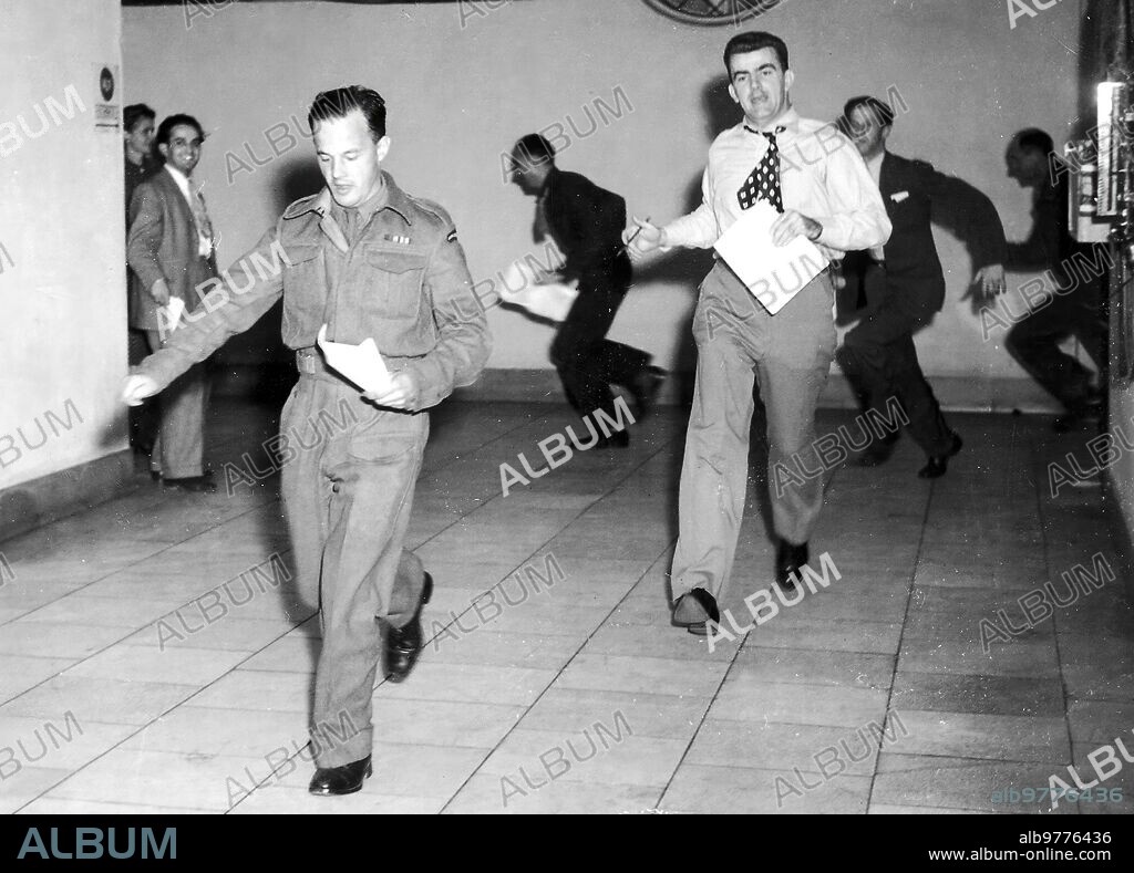 Nuremberg (Germany), 10/1/1946. A group of journalists rush to announce the conviction of twelve Nazi leaders in the «main Nuremberg trial».