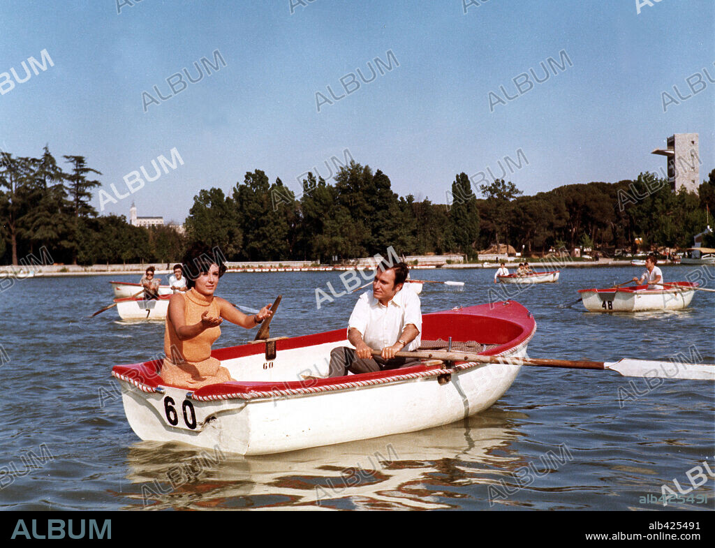 CONCHA VELASCO y MANOLO ESCOBAR en RELACIONES CASI PUBLICAS, 1968, dirigida por JOSE LUIS SAENZ DE HEREDIA. Copyright JOSE FRADE PRODUCCIONES CINEMATOGRAFICAS.