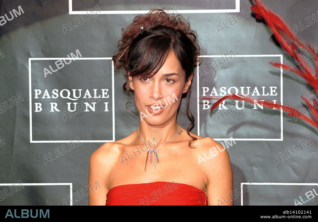 Dolores Chaplin, actríz y modelo internacional (nieta de Charlie Chaplin) presenta las joyas del creador italiano Pasqual Bruni "il fiammifero" (el mechero) Barcelona 25 10 2001.