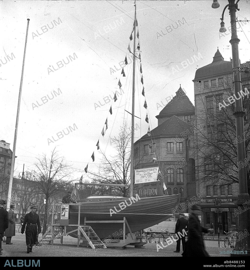 GÖTEBORG 1944-04-13.. Framnäs lottar ut båt på Järntorget. *** Local Caption *** Krep KT 05img292.jpg Foto: Kamerareportage / TT / Kod: 2524.
