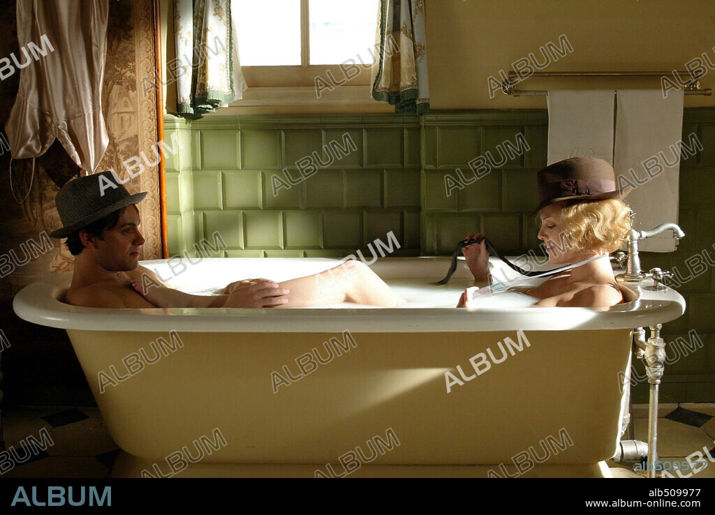 CHARLIZE THERON and STUART TOWNSEND in HEAD IN THE CLOUDS, 2004, directed by JOHN DUIGAN. Copyright SONY PICTURES.