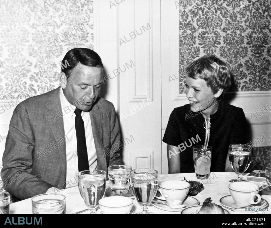 FRANK SINATRA und MIA FARROW.