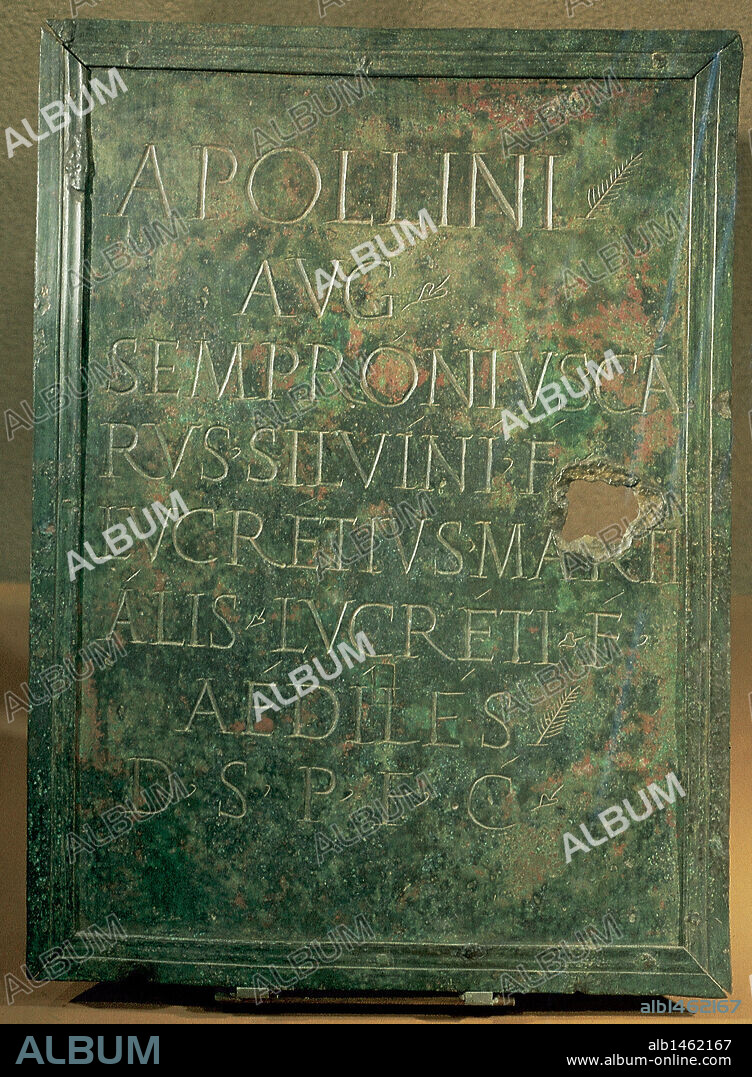 BRONCE DE ANDELOS. Grabado en LETRA CAPITULAR ROMANA. Placa con dedicatoria de una estatua de Apolo, encargada por Sempronio Caro y Lucrecio Marcial, ediles de la ciudad de Andelos. Museo de Navarra. Pamplona.