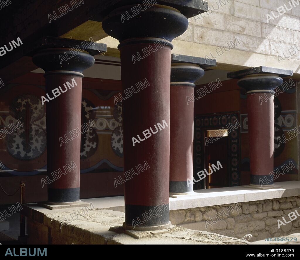 PALACIO DE KNOSSOS (1700-1450 a. C.). Vista parcial de la GRAN ESCALERA. Sus muros se encuentran cubiertos de reproducciones de frescos realizados por Evans, que representan escudos con forma de ocho. Ala este del Palacio. CRETA. GRECIA.