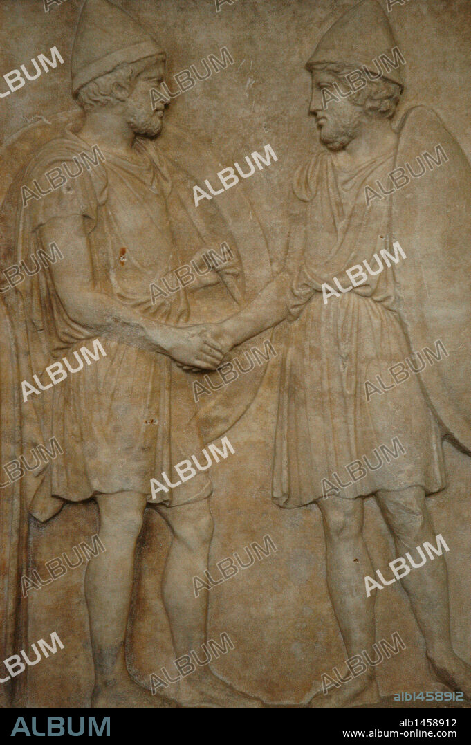 ARTE GRIEGO. GRECIA. Estela funeraria con la representación de un SACERDOTE Y DOS SOLDADOS, y la INSCRIPCION 'SOSIAS KEPHISODOROS'. Data de finales del S. V aC. Detalle. Museo de Pérgamo. Berlín. Alemania.