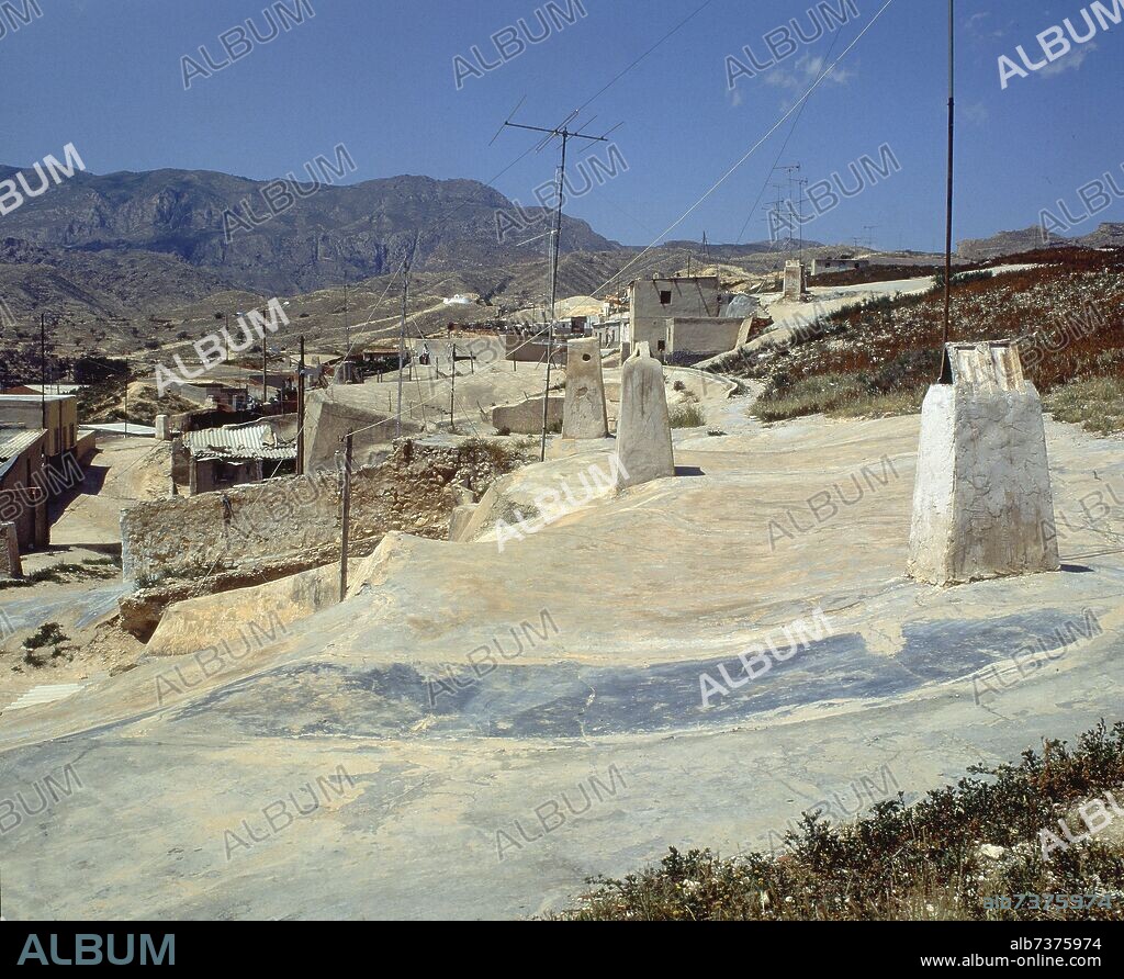 CASAS CUEVA - CHIMENEAS.