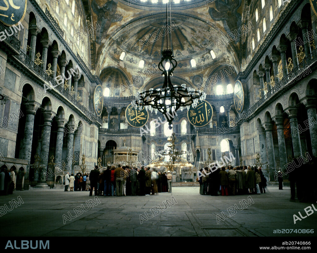 ANTEMIO DE TRALLES (474-534) ISIDORO DE MILETO. INTERIOR DE SANTA SANTA SOFIA DE CONSTANTINOPLA - CONSTRUIDA ENTRE EL AÑO 532-537 - MEDALLONES CON INSCRIPCIONES DEL CORAN.