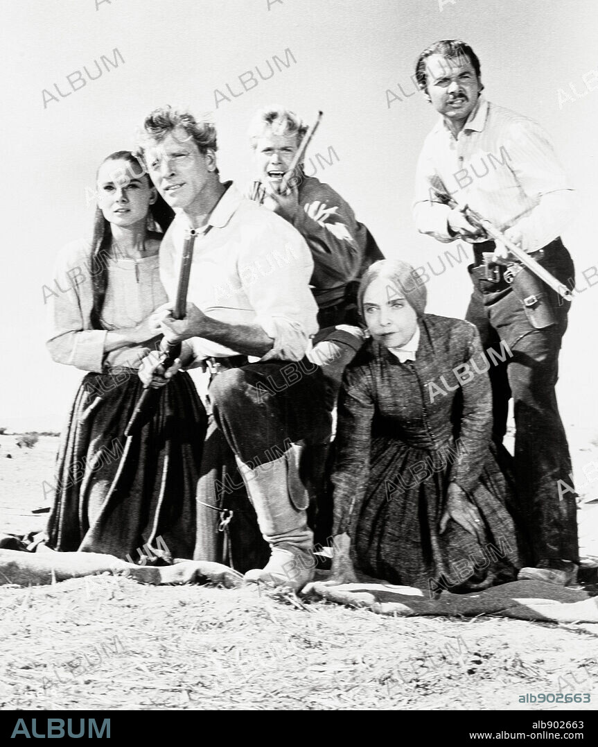 AUDIE MURPHY, AUDREY HEPBURN, BURT LANCASTER, DOUG McCLURE und LILLIAN GISH in THE UNFORGIVEN, 1960, unter der Regie von JOHN HUSTON. Copyright HECHT-HILL-LANCASTER/UNITED ARTISTS.