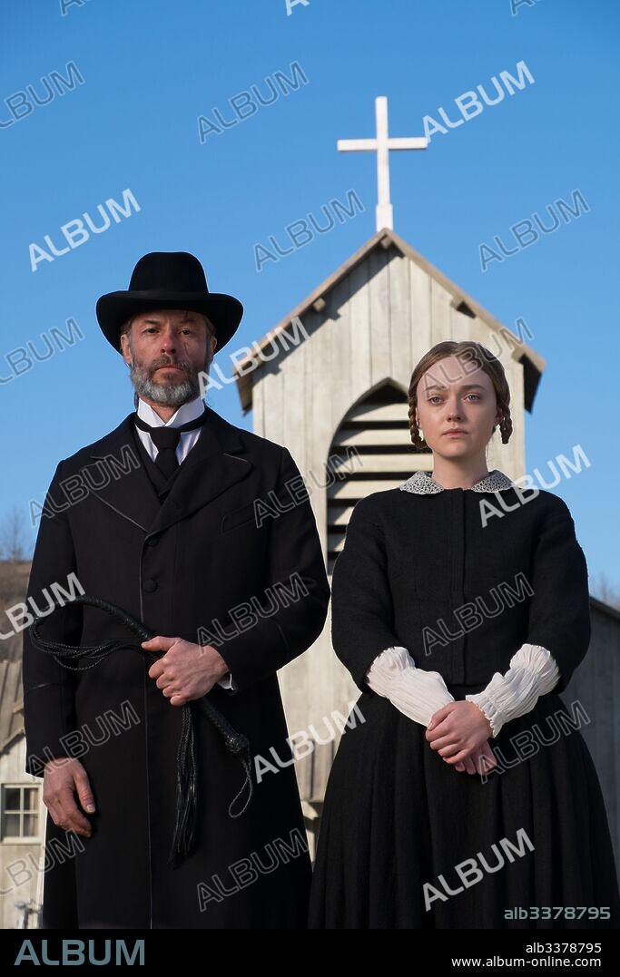 FANNING DAKOTA and GUY PEARCE. DAKOTA FANNING and GUY PEARCE in BRIMSTONE, 2016, directed by MARTIN KOOLHOVEN. Copyright N279 ENTERTAINMENT/BACKUP MEDIA/FILMWAVE.