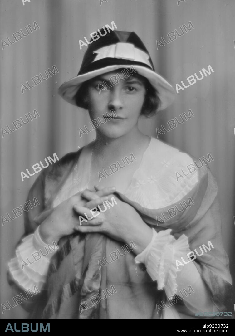 ARNOLD GENTHE. Nesbit, Cathleen, Miss, portrait photograph, 1916.
