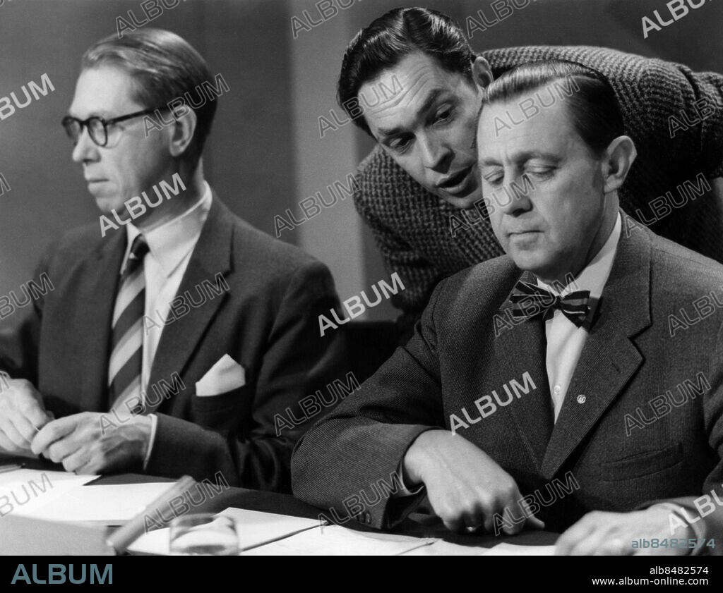 ARKIV 19600914.. Valdebatt inför riksdagsvalet 1960. Här ses bl.a. Henrik Hahr (t.v.), radio- och TV-man, och Jarl Hjalmarsson (t.h.), politiker, ordförande i Högerpartiet 1950-1961.. Foto: SVT / Kod: 5600. RiR sv/v   . Mapp: TV- Diverse program Valdebatter L 22. Debatter Riksdagsval Andrakammarval.