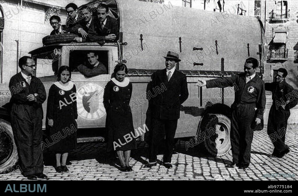 Alicante, mayo de 1932. Federico García Lorca, segundo por la derecha, y Eduardo Ugarte, a la izquierda, con el grupo La Barraca. garcía Lorca persenta con un gesto a Pedro Salinas, ante Isabel García Lorca, Laura de Los Ríos, Arturo Ruiz Castillo, Emilio Garrigues, Pedro M. González Quijano y otros colaboradores del grupo.