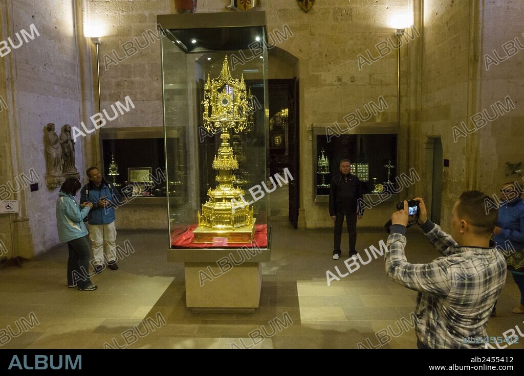 turistas en el museo capitular,custodia mayor, obra de Josep Nicolau y Joaquin Bonnín, Catedral de Mallorca , siglo XIII, Monumento Histórico-artístico, Palma, mallorca, islas baleares, españa, europa.