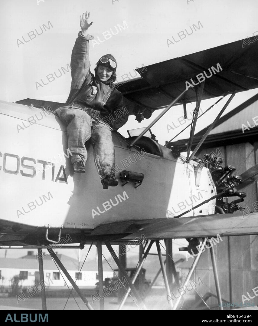 Orig. bildtext... AVIATRIX FLYING SINCE 1911 TAKES FIRST FLIGHT IN SEAPLANE AT NAVAL AIR STATION Photo shows - Miss Lillian Gatlin, of San Francisco, foremost woman in American aeronautics, flying since 1911 and the first woman to fly from San Francisco to New York, making the flight in 27 hours and 11 minutes via air mail in 1922. Miss Gatlin was greeted upon her arrival at the Naval Air Station at Annacostia by navy officials, and is shown in the cockpit of a Navy Seaplane before making her first flight in a seaplane. 12-27-27 Anm. Leende Räcka upp handen Costia Flygplansvingar Overaller Sjöflygplan Hydroplan CD532 persons: LILLIAN GATLIN sites: USA.