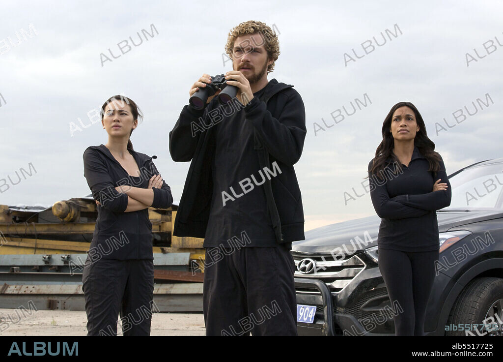 FINN JONES, JESSICA HENWICK and ROSARIO DAWSON in IRON FIST, 2017, directed by SCOTT BUCK. Copyright MARVEL TELEVISION/NETFLIX/WALT DISNEY TELEVISION.