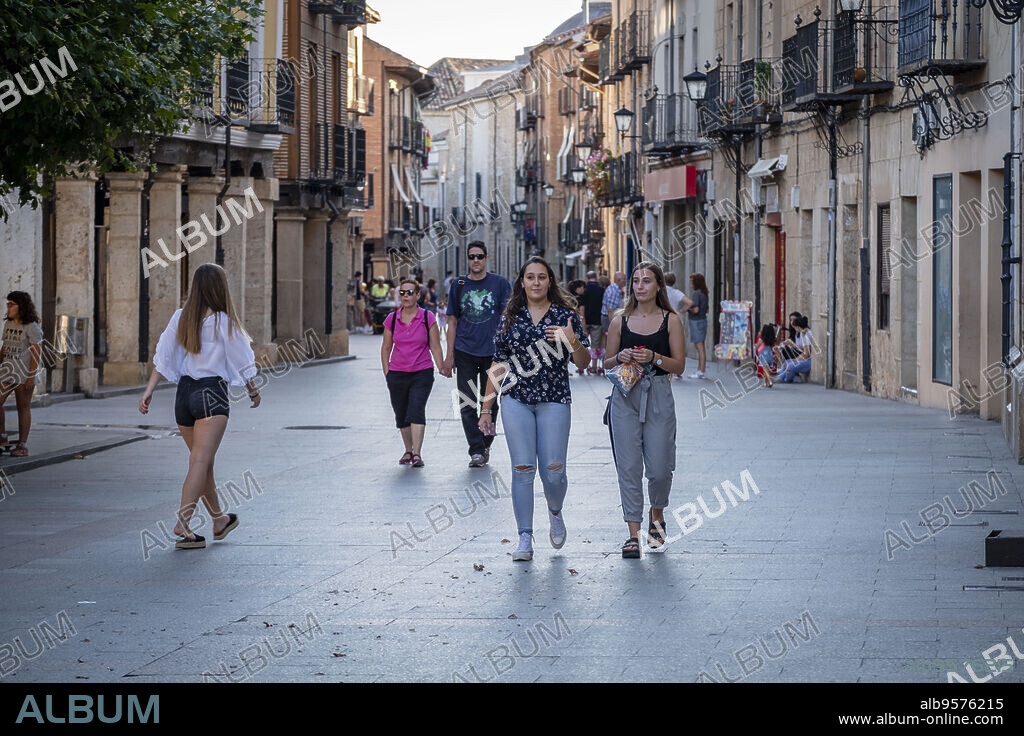 Calle Mayor porticada, El Burgo de Osma, Soria, comunidad autónoma de Castilla y León, Spain, Europe.