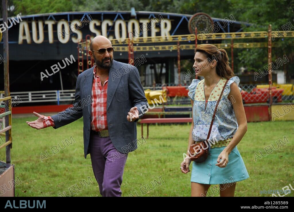 GABRIEL GOITY and VALERIA BERTUCCELLI in A BOYFRIEND FOR MY WIFE, 2008 (UN NOVIO PARA MI MUJER), directed by JUAN TARATUTO. Copyright PATAGONIK FILM GROUP.