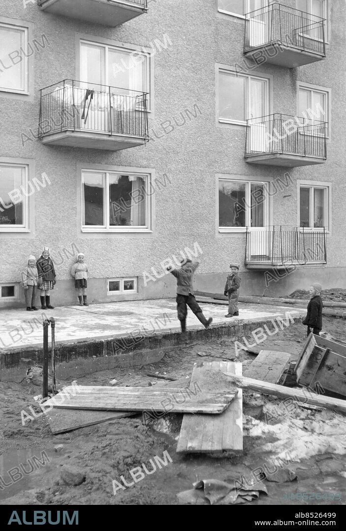 HAGFORS 1951-04.. FAMILJEN I FÖRVANDLING. Radioprogram.. Sänt första gången 1951-05-21.. Här ses några barn leka vid nya bostäder vid Hagfors bruk.. Foto: Sören Hoffman / RiR / SVT / Kod: 5600. Mapp: Radio - Diverse program Familjen i förvandling L9. Exteriör Fasader.