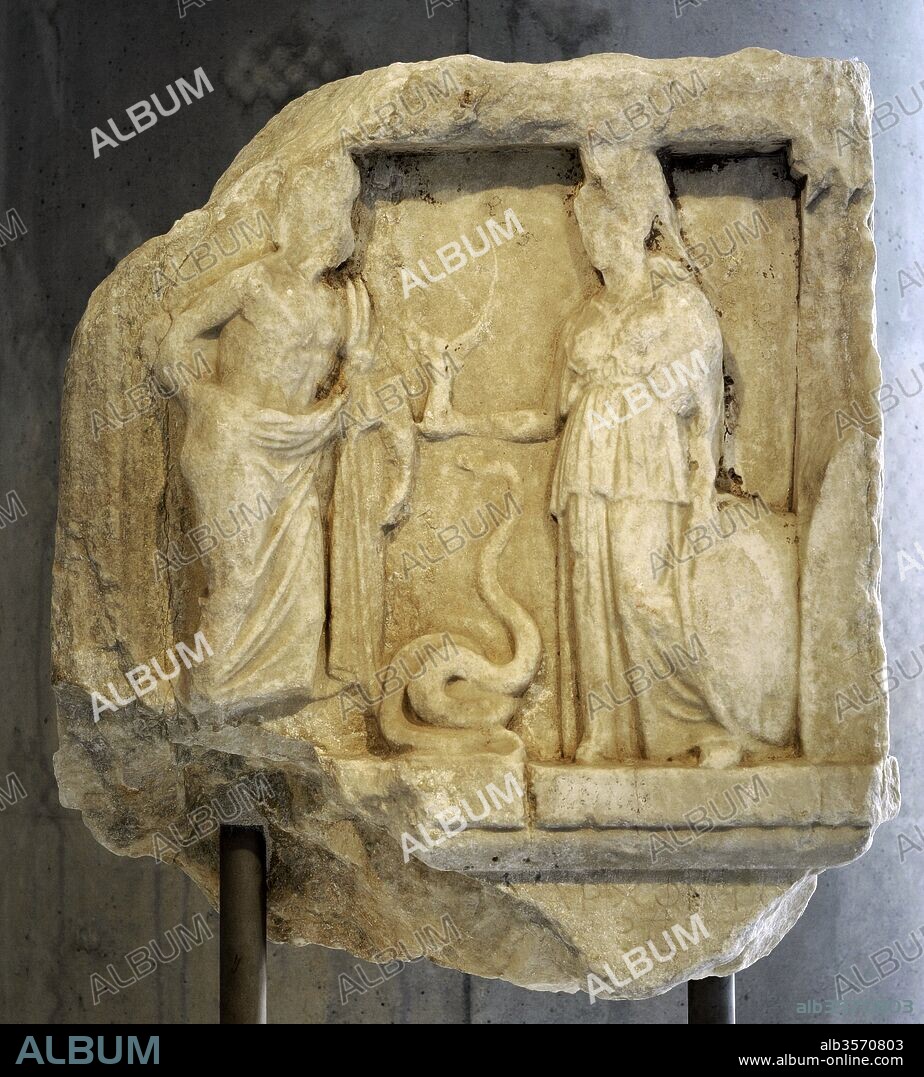 Arte Griego. Decreto honorífico. Atenas otorga el título de Proxenos (cónsul) y benefactor a un ciudadano de Croton (sur de Italia). El relieve representa a la diosa Atenea y posiblemente Asclepios. Around 330 a. C. Museo de la Acrópolis (Acropolis Museum). Atenas. Grecia.