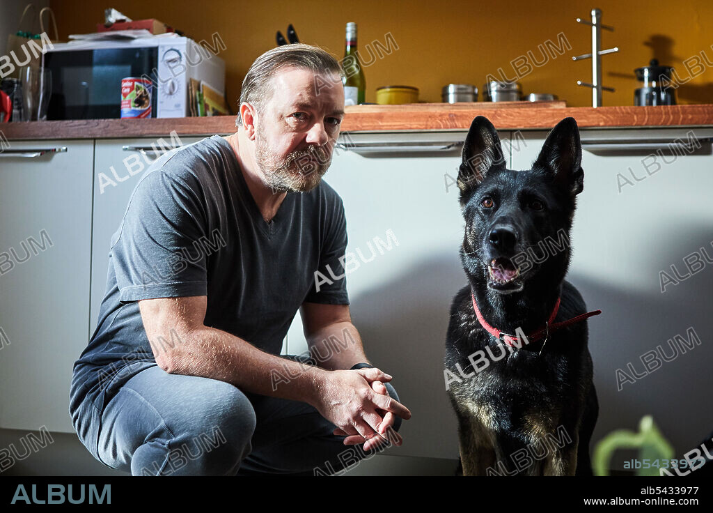 RICKY GERVAIS en AFTER LIFE, 2019, dirigida por RICKY GERVAIS. Copyright NETFLIX.