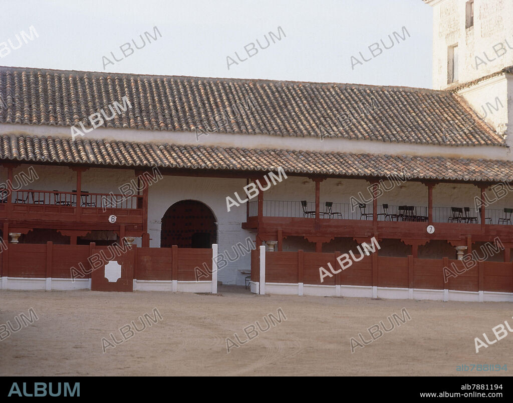 PLAZA DE TOROS CUADRADA CONSTRUIDA EN 1645 AUNQUE EN USO DESDE 1722 ADOSADA A LA ERMITA.