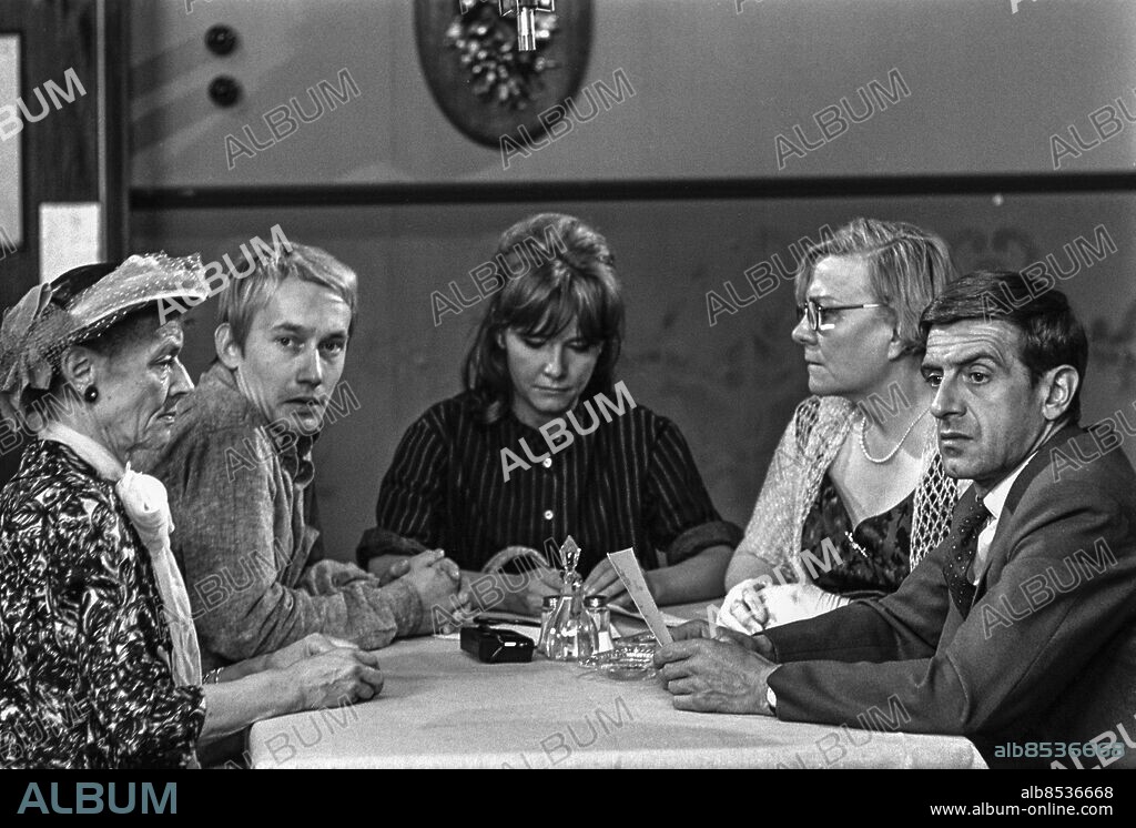 ARKIV 19650604.. HOTET. TV-pjäs av Arnold Wesker i regi av Johan Bergenstråhle.. Sänt första gången 1966-01-17.. Här ses från vänster skådespelarna Karin Kavli, som Rut, Gösta Ekman, som Peter, Lena Granhagen, som Harriet, Dagny Stenius, som Daphne och Tor Isedal, som Max, under inspelningen.. Foto: Bo-Aje Mellin / SVT / Kod: 5600. Reportage publ. i RiR 3/66. RiR 17722. sv/v neg.