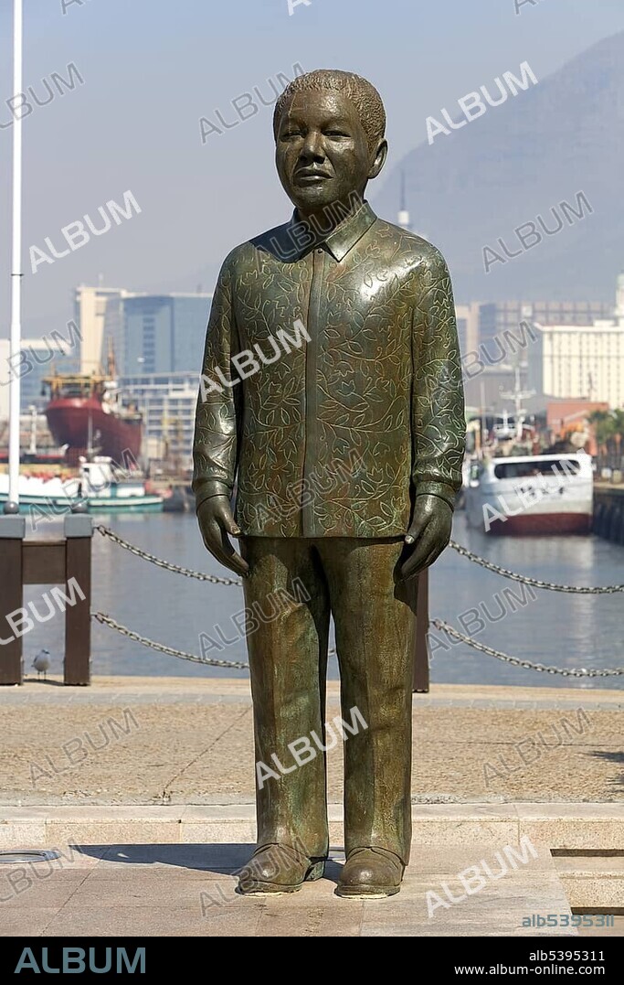 Bronze statue of Nelson Mandela, Victoria & Alfred Waterfront, Cape Town, Western Cape, South Africa, Africa