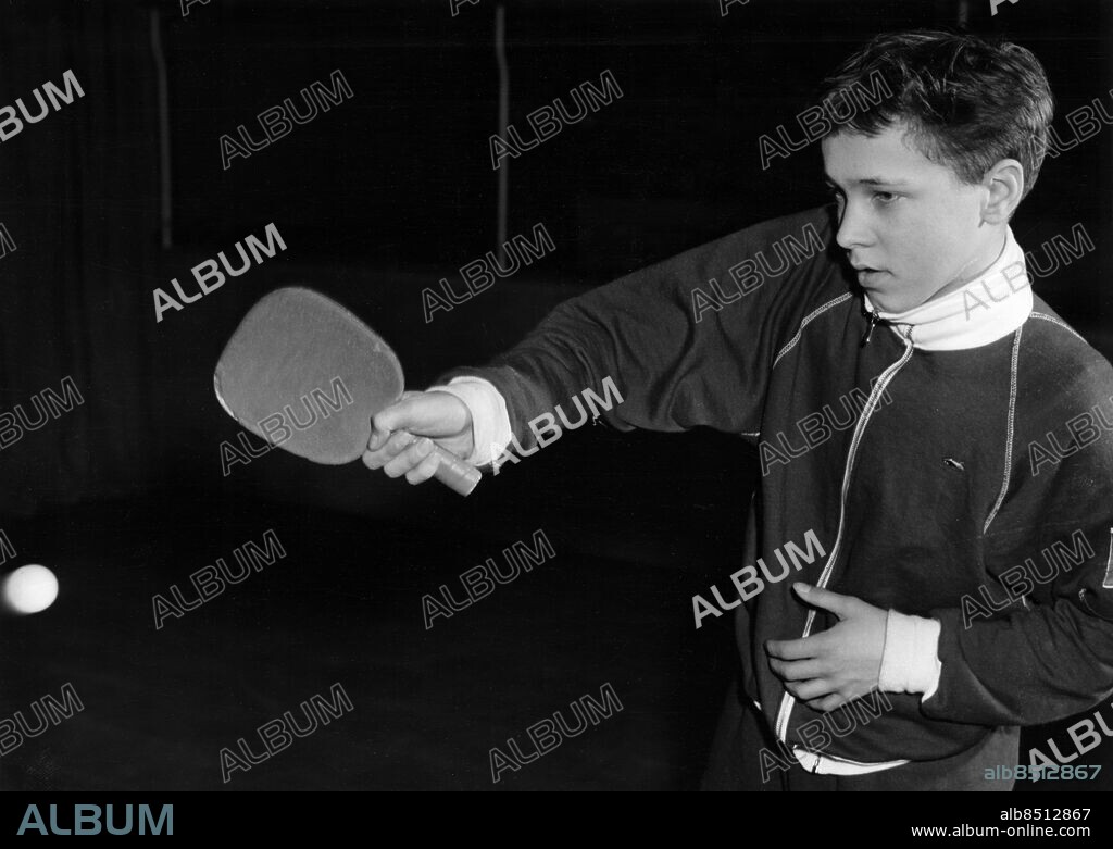 STOCKHOLM 1957-03-13.. Hasse Alsér, bara 14 år gammal, publikens gunstling under bordtennis-VM i Kungliga hallen, har lyckats hålla sig kvar i fyra omgångar. Här ses han träna inför nästa uppgift.. Foto: JE Mattsson / AB Text & Bilder / SVT / Kod: 5600. Mapp: Bordtennis VM mars 1957.