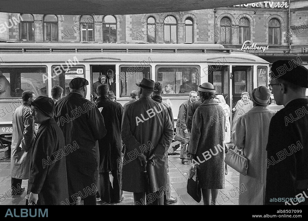 STOCKHOLM 1962-09-06. Resenärer i Stockholm väntar på spårvagnen under Svampen på Stureplan . Foto: TT Historical / Kod 1902.