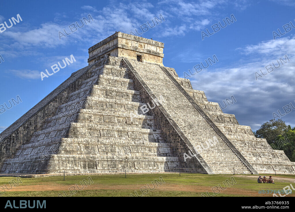 El Castillo (Pyramid of Kulkulcan), Chichen Itza, UNESCO World Heritage Site, Yucatan, Mexico, North America.