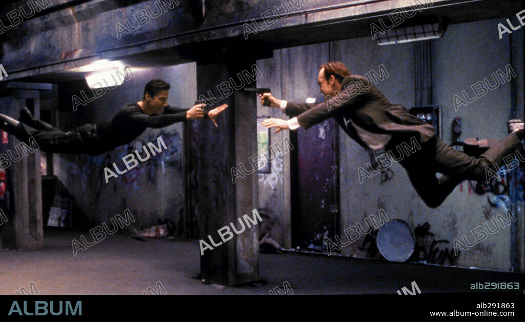 HUGO WEAVING and KEANU REEVES in THE MATRIX, 1999, directed by ANDY WACHOWSKI and LARRY WACHOWSKI. Copyright ROADSHOW FILM LIMITED.