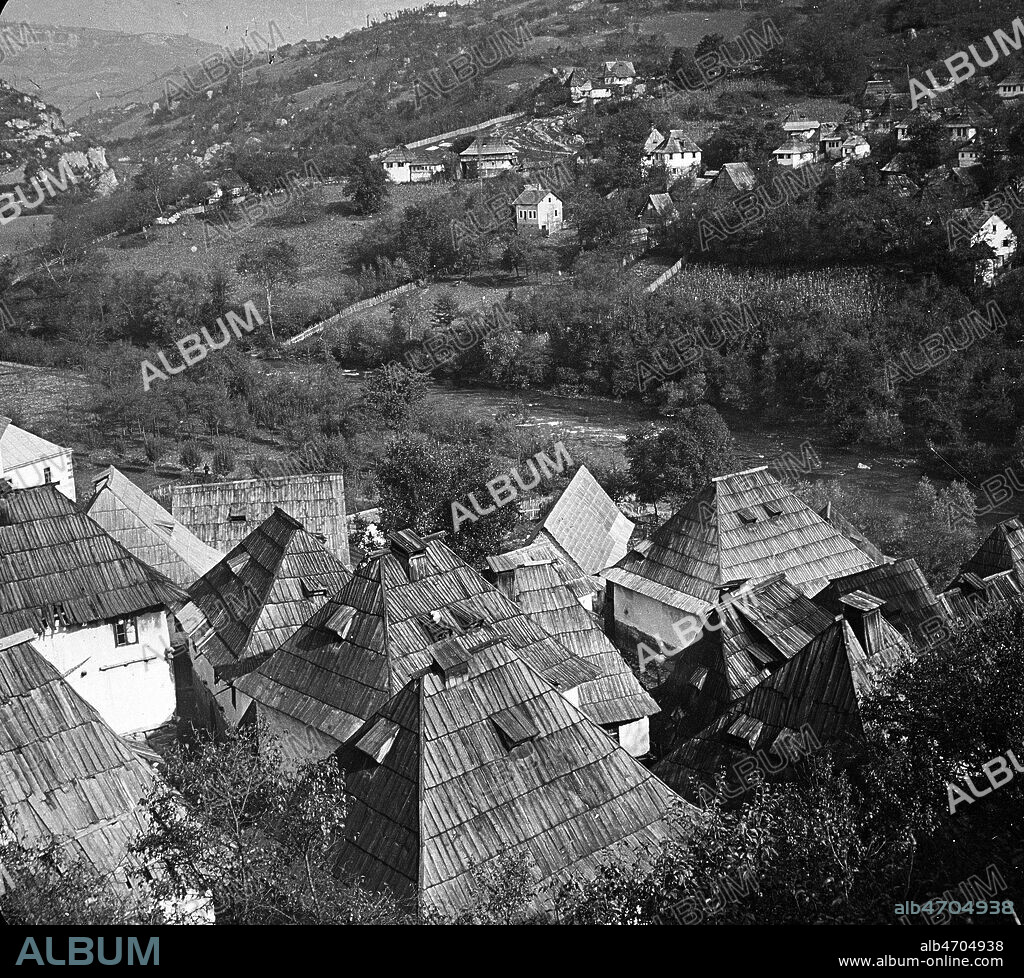 Toits du village de Jajce en Serbie. Photographie de Jean BRUNHES (1869-1930) en Serbie en 1913. Credit: Brunhes-Delamarre/KHARBINE-TAPABOR.