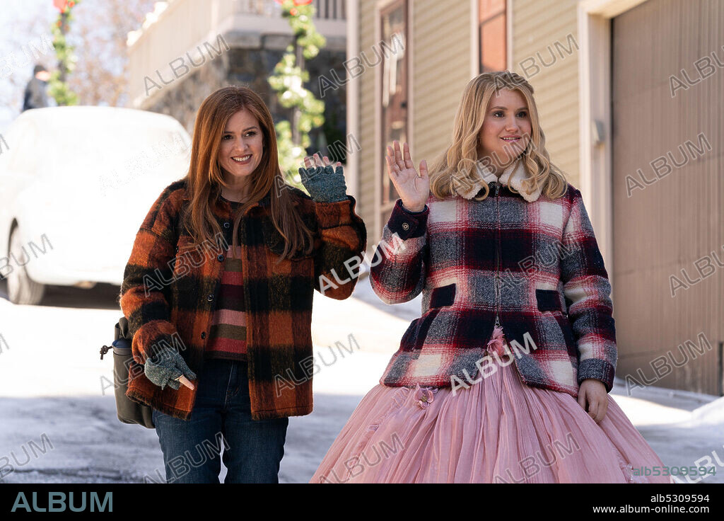 ISLA FISHER et JILLIAN BELL dans MARRAINE OU PRESQUE, 2020 (GODMOTHERED), réalisé par SHARON MAGUIRE. Copyright WALT DISNEY PICTURES.