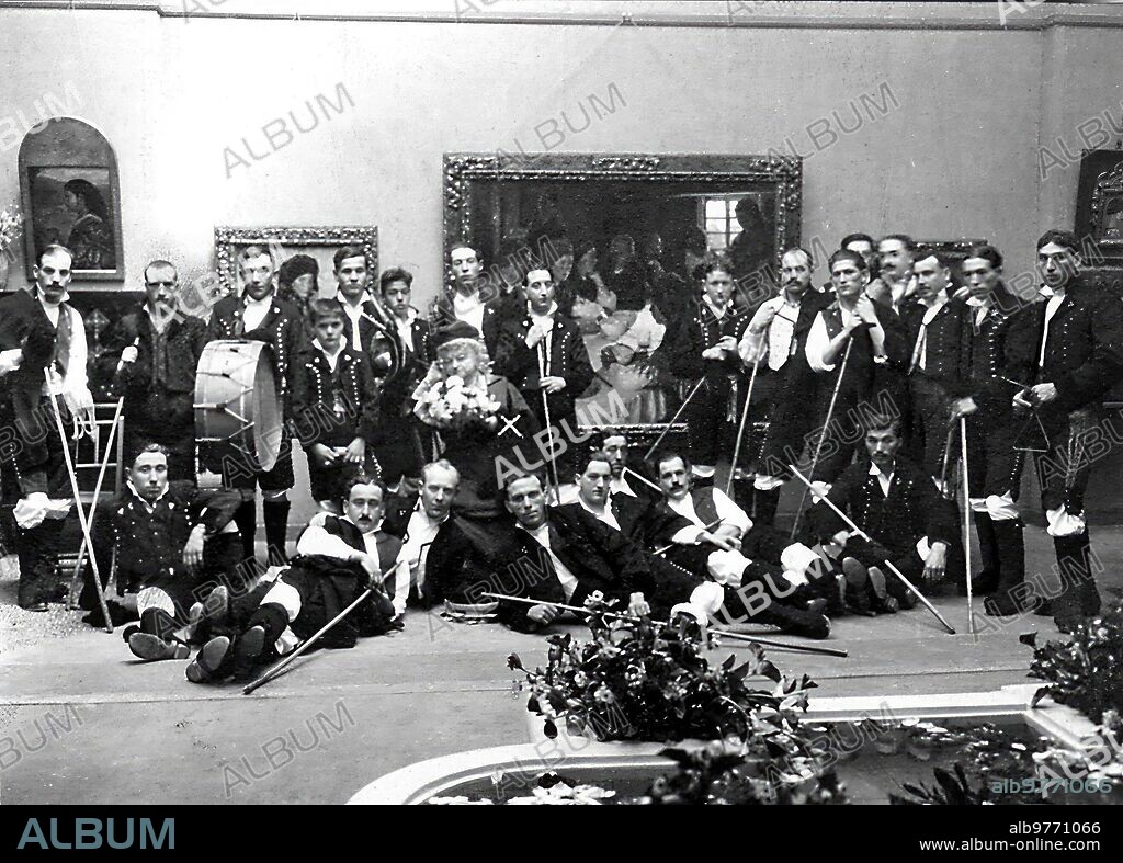 Agosto 1917. Una exposición de arte en la Coruña. La condesa de pardo Bazán (X) con el notable Coro "Cantigas Da Terra", después del acto Inaugural.