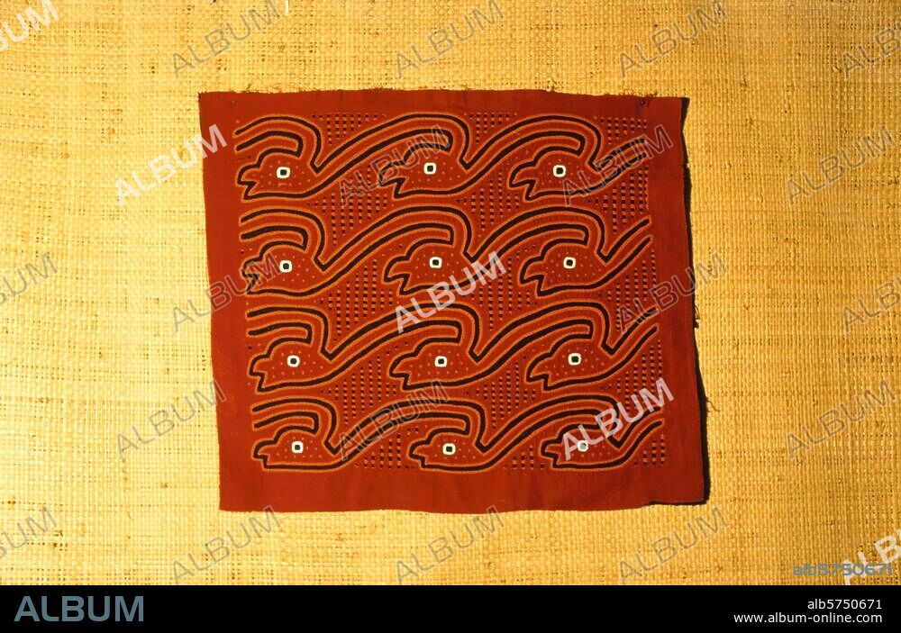 Ethnologie : indiens Kuna, "Kuna Yala" (pays Kuna), San Blas, Panama, 2e moitié du 20e siècle. Mola (corsage portant des motifs sur l'avant et l'arrière, réalisés à partir de tissus de couleurs différentes) : mola de l'oiseau (oiseaux volants). (D'une série de Molakana avec représentations d'animaux terrestres et célestes). Collection particulière.