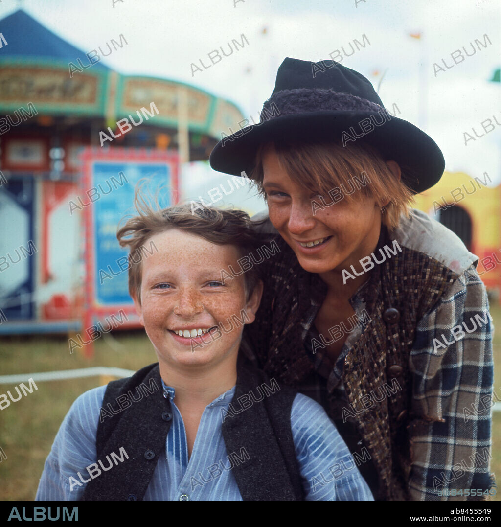 BOMBI BITT OCH JAG TV-serie efter Fritiof Nilsson Piratens roman i regi av Bengt Lagerkvist. Sänt första gången 1968-01-27. Eli - Reiner Albrecht Bombi Bitt - Stellan Skarsgård Bild tagen för reportage i RiR 5/68. Glimten i ögat Karuseller Titta under lugg CD546 persons: REINER ALBRECHT;STELLAN SKARSGÅRD sites: KIVIK;SVERIGE.