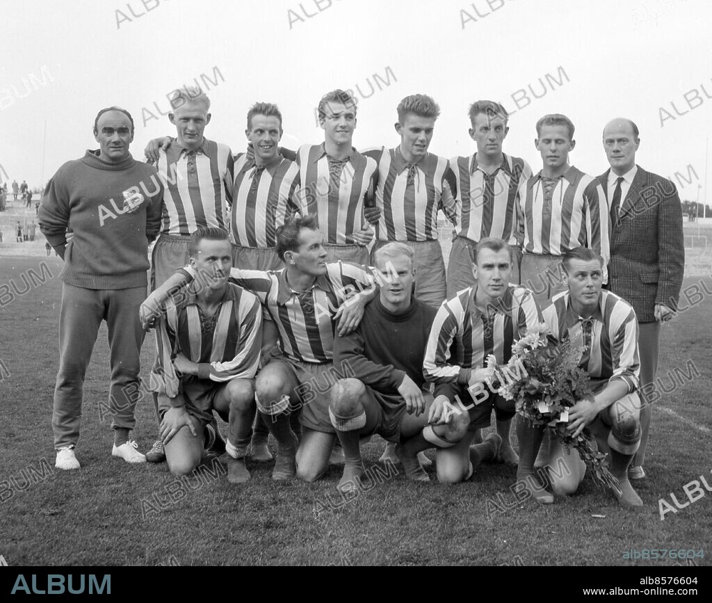 Malmö oktober 1958 - IFK Göteborg vinner Allsvenskan i match mot Malmö FF - Lagbild övre raden fr v: tränaren Walter Probst, Bengt "Fölet" Berndtsson, Nils "Tidan" Johansson, Owe Ohlsson, Lennart Nilsson, Bertil "Bebben" Johansson, Lennart Andersson och lagledaren Rune Emauelsson. Nedre raden fr v: P.O Hansson, Nisse Jonsson, Ronald Johansson, Åke Norén och Holger hansson *** Local Caption *** GP okt1958_6754-01. KAMERAREPORTAGE.