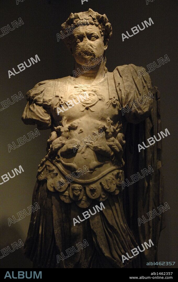 TITO FLAVIO VESPASIANO (Roma, 39-Aquae Cutilae, 81). Emperador romano entre los años 79-81, primero de la dinastía de los Flavios. Hijo mayor del emperador Vespasiano, era conocido comunmente como TITO. Estatua. Museo Arqueológico de Olimpia. Provincia de Ilía. Región del Peloponeso. Grecia.