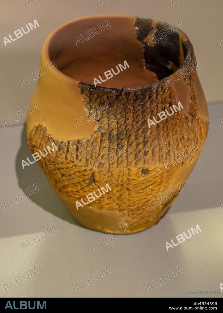 vaso de ceramica de forma bitronconica decorado con impresiones de uñas, cueva de Lumentxa, Lekeitio, Arkeologi Museoa, museo aqueologico, Bilbao, Bizkaia, Pais Vasco, Spain.