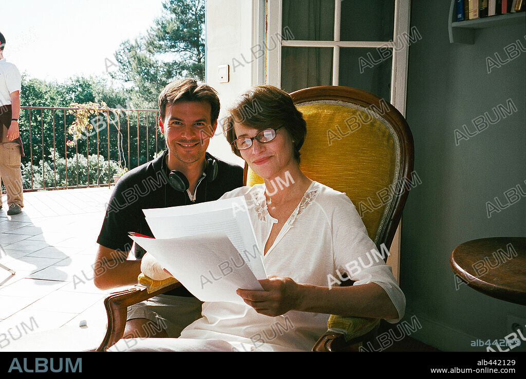 CHARLOTTE RAMPLING and FRANÇOIS OZON in SWIMMING POOL, 2003, directed by FRANÇOIS OZON. Copyright FOCUS FEATURES.