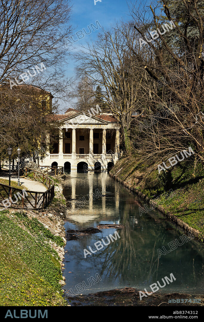 Salvi Gardens: Loggia Valmarana (loggia with six Doric columns topped by a triangular pediment). In 1994 Unesco decided to attribute the project to Andrea Palladio.