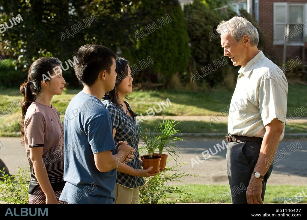 AHNEY HER, BEE VANG, BROOKE CHIA THAO and CLINT EASTWOOD in GRAN TORINO, 2008, directed by CLINT EASTWOOD. Copyright DOUBLE NICKEL ENTERTAINMENT/GERBER PICTURES/MALPASO PRODUC./ / RIVETTI, ANTHONY MICHAEL.