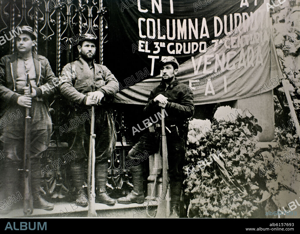 GUERRA CIVIL 1936 HOMBRES CON BANDERA DE LA CNT.