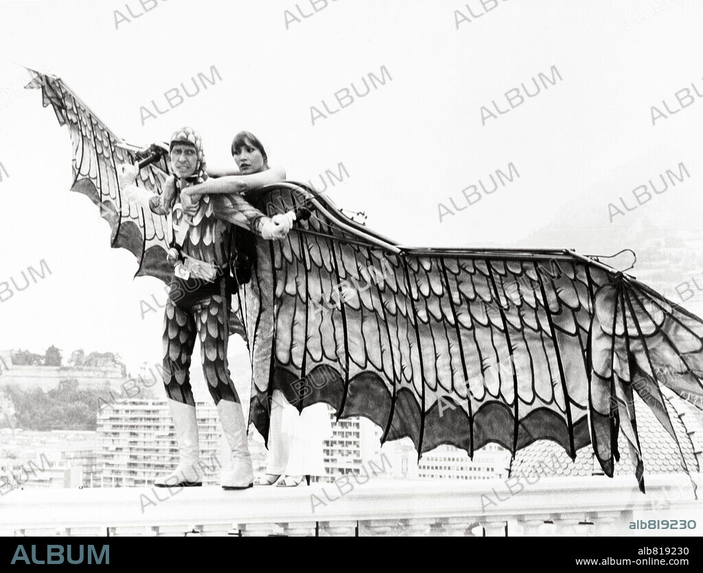 BARBARA CARRERA y MICHAEL CRAWFORD en CONDORMAN, 1981, dirigida por CHARLES JARROTT. Copyright WALT DISNEY PRODUCTIONS.