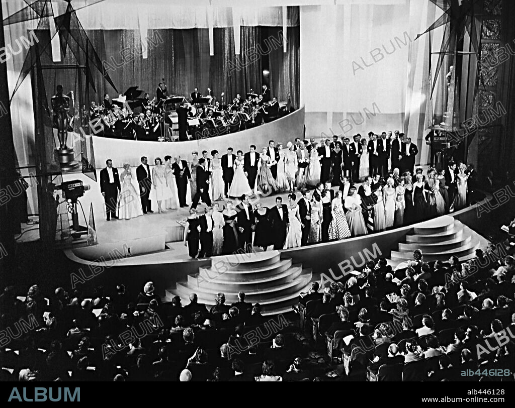 FILM HISTORY: OSCARS. The 32nd Academy Awards / 1960. 
Final during the Academy Award show. All the stars return to the stage. 1960