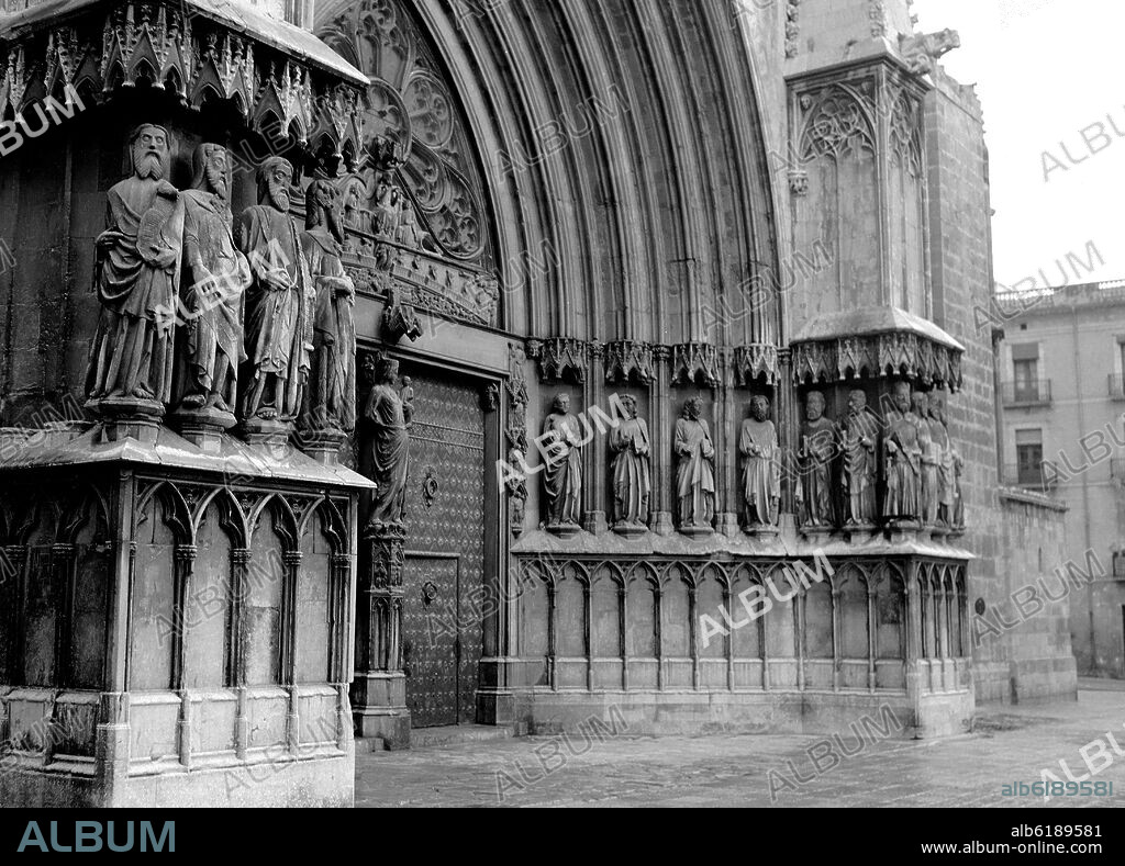 PORTADA DE LA CATEDRAL DE TARRAGONA - SIGLO XIII - GOTICO CATALAN - ESCULTURAS DE LOS 12 APOSTOLES POR EL MAESTRO BARTOMEU - FOTO AÑOS 60.