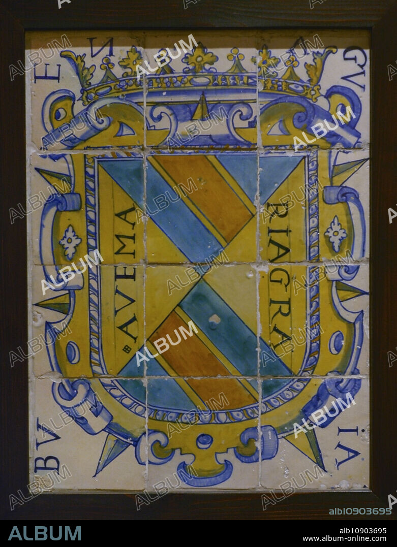 Pedro González de Mendoza (1428-1495). Eclesiástico, político, militar y mecenas castellano. Escudo del cardenal Mendoza. Anónimo, siglo XVII. Cerámica policromada sobre cubierta estannífera. Museo de Santa Cruz. Toledo. España.