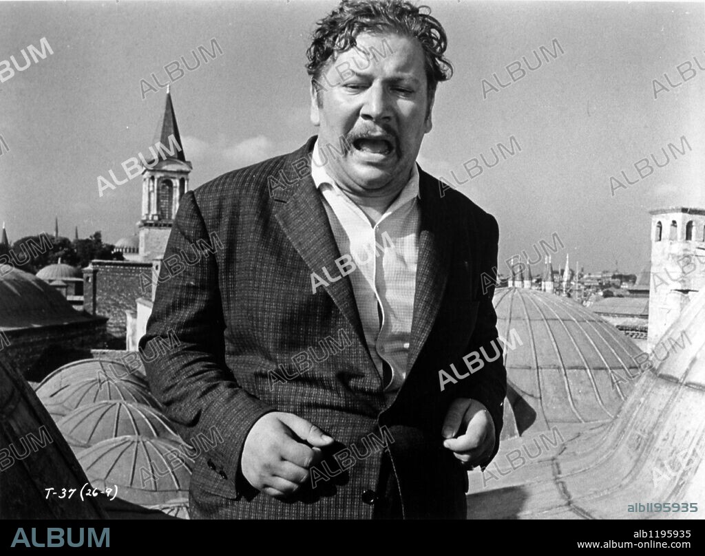 Sir Peter Ustinov. PETER USTINOV in TOPKAPI, 1964, directed by JULES DASSIN. Copyright UNITED ARTISTS.