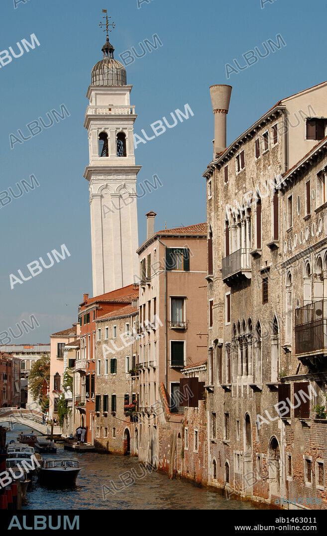 ITALIA. VENECIA. Vista parcial de la ciudad con un canal y una torre-campanario torcida al fondo.